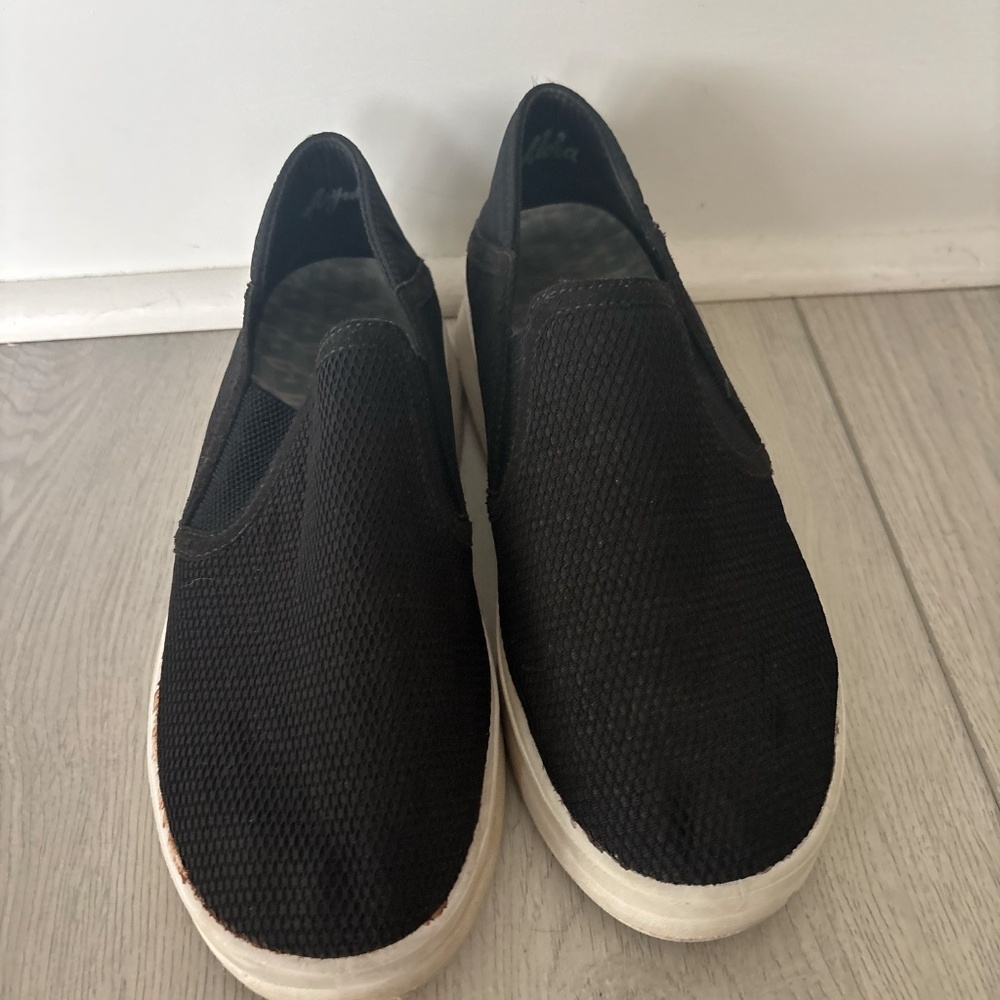 Black OluKai Size 7